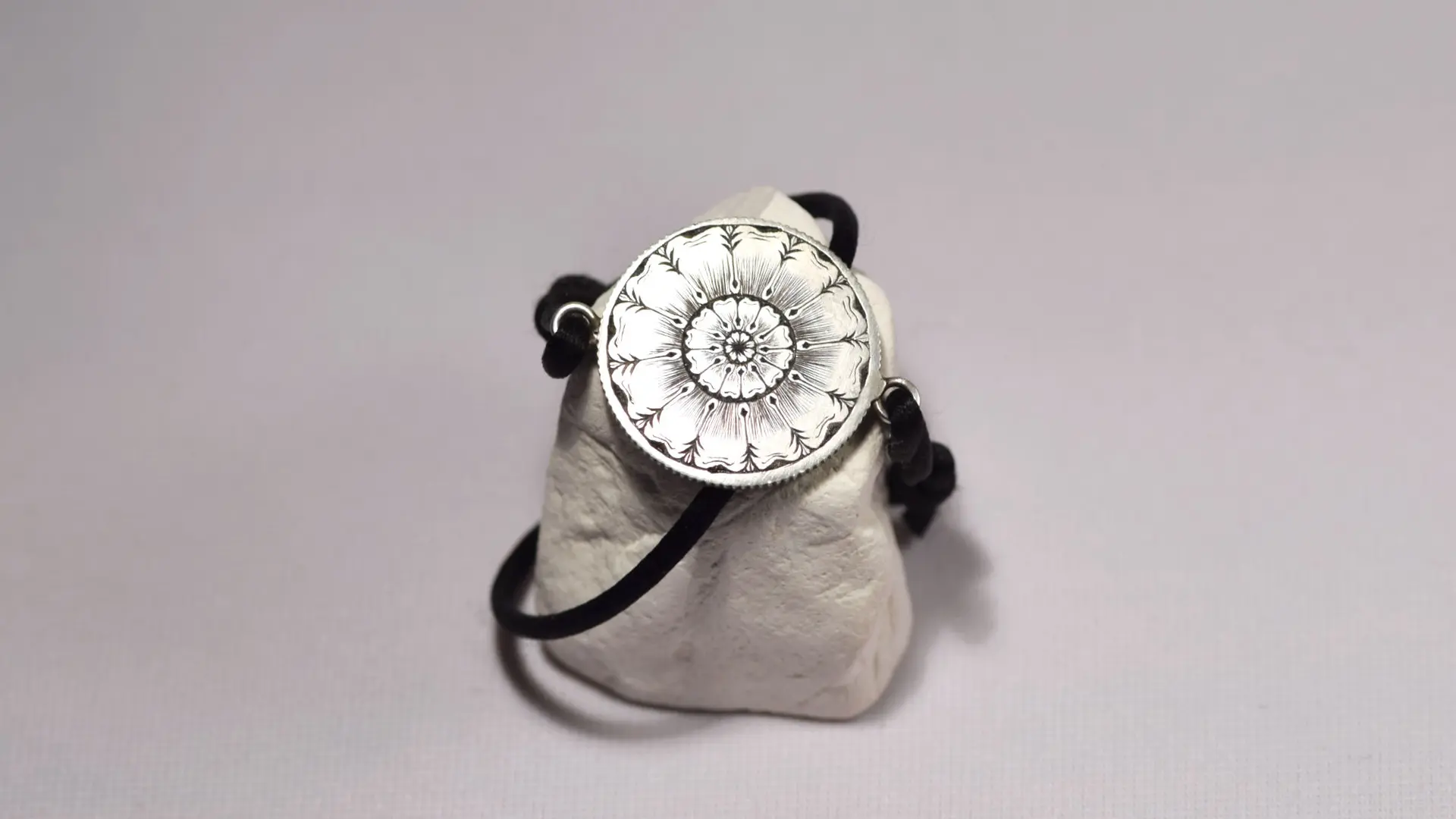 gravure d'un motif floral sur bracelet en argent