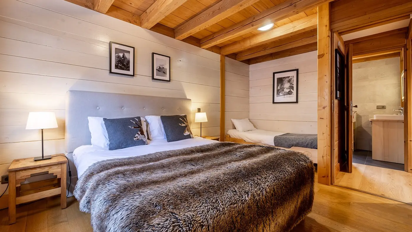 Chambre, un grand lit et un lit simple