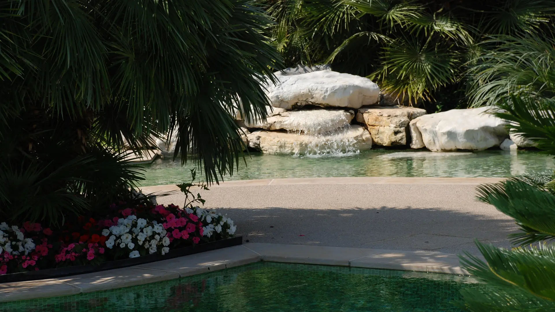 piscine lagon commune avec cascade et pataugeoire