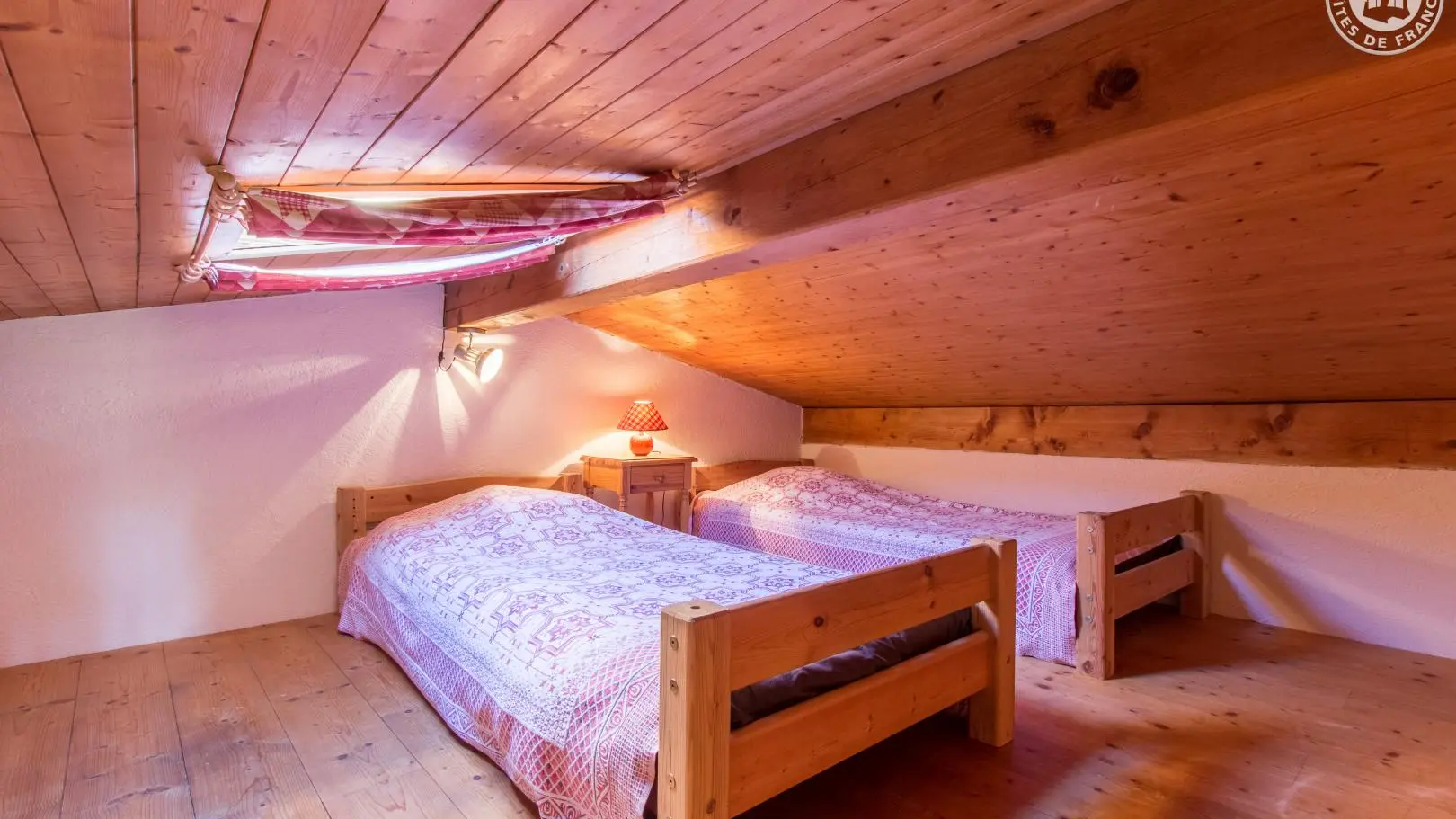 Chambre d'appoint à l'étage accessible depuis la mezzanine (1m30 maximum de hauteur sous plafond).