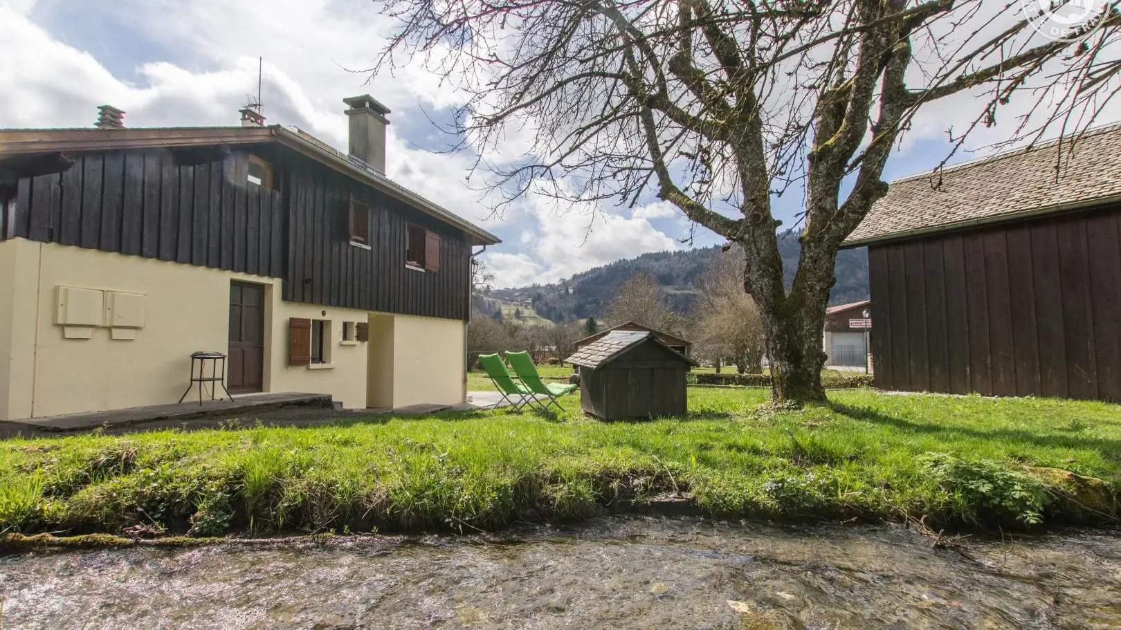 Petit ruisseau en bordure de terrain