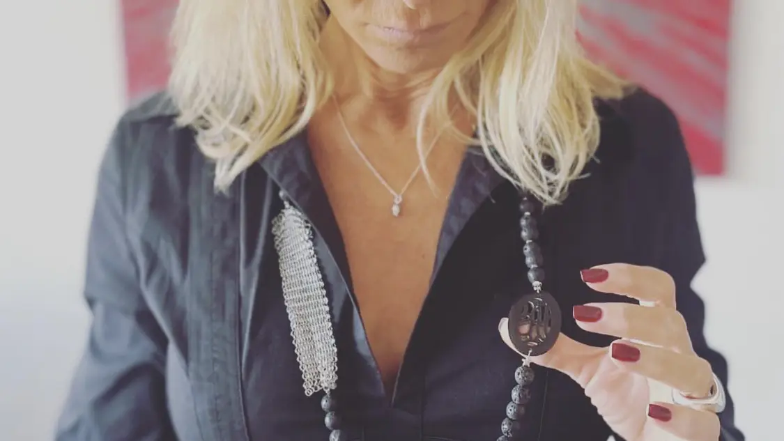 sautoir porté par Rebecca Hampton