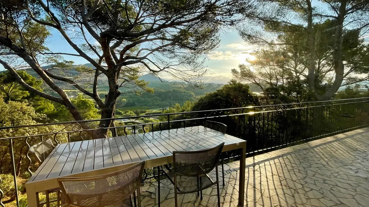 Terrasse vue depuis la cuisine