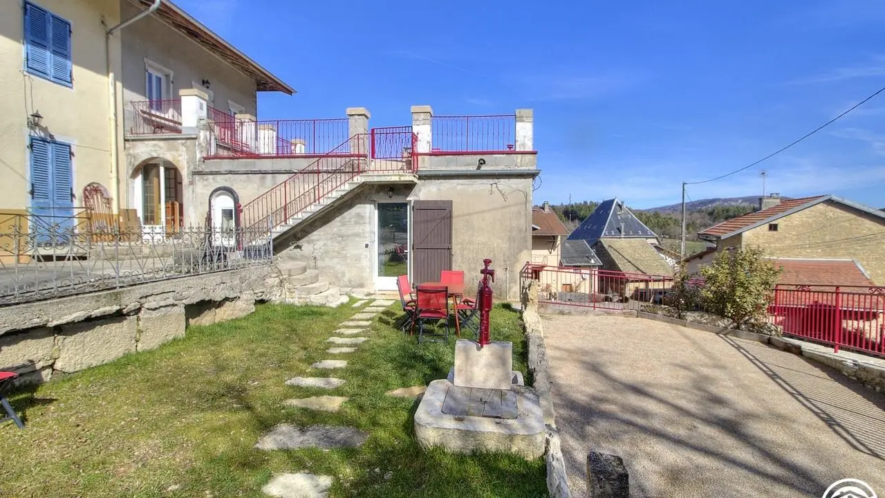 Terrain de pétanque et petite cour