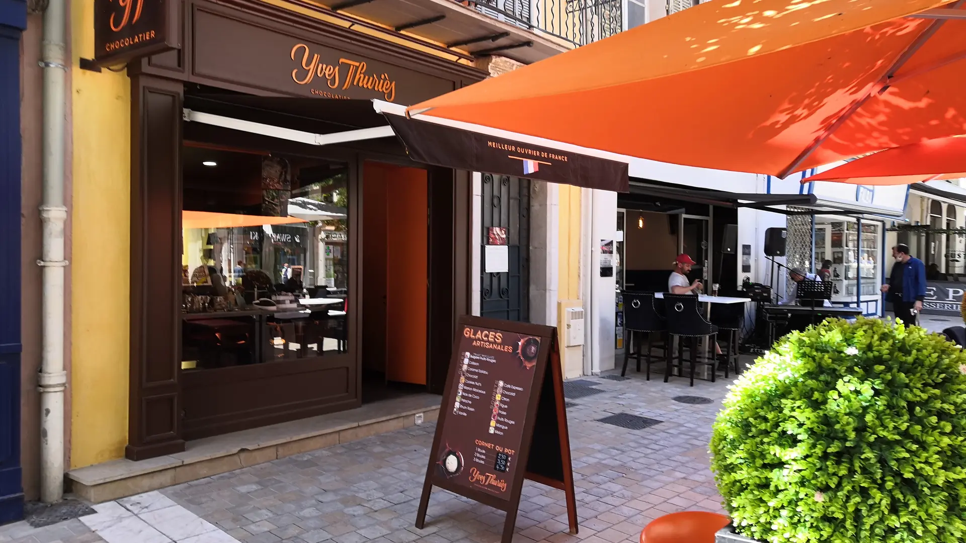 Devanture et terrasse du magasin