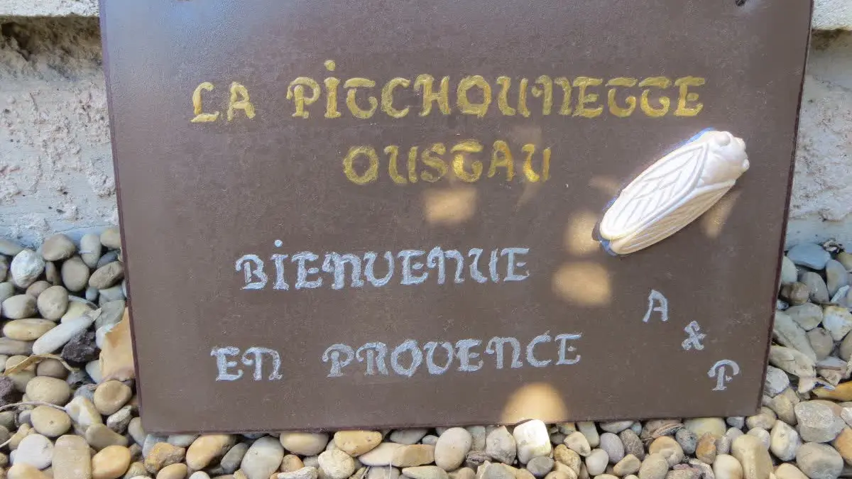 Panneau d’accueil chaleureux annonçant l’esprit provençal du meublé dès l’arrivée