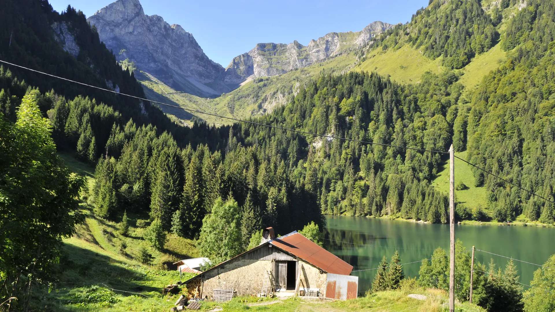View from the parking lot of the Plagnes lake
