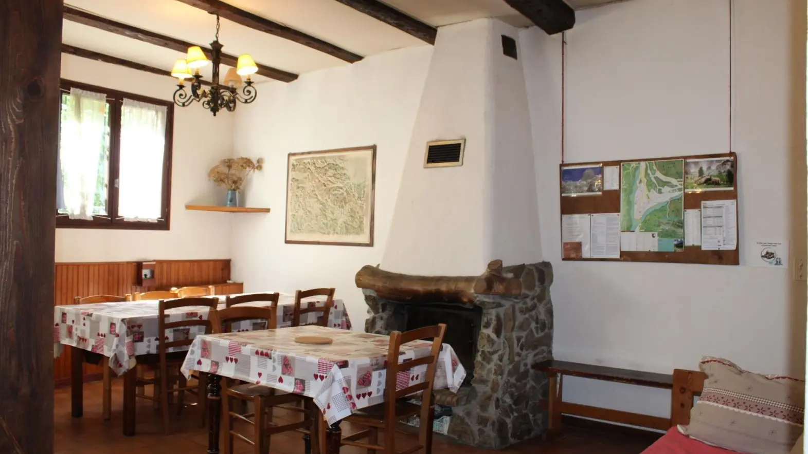 Gîte d'Etape/Groupe La Rouguière - Pièce de vie - Saint-Martin-Vésubie - Gîtes de France Alpes-Maritimes