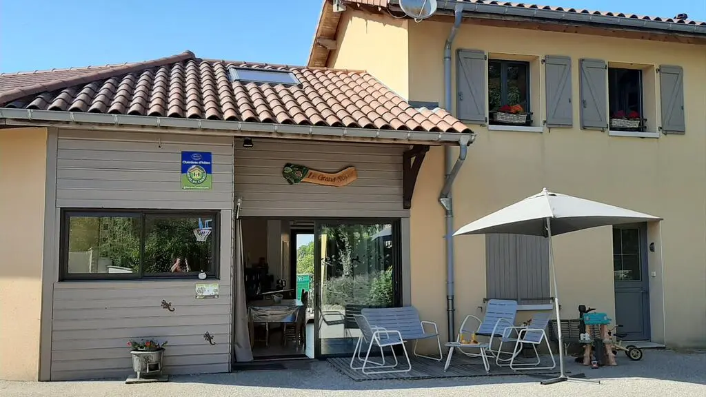 Vue d'ensemble depuis la rue des fermes : Entrée des chambres d'hôtes. Salon de jardin sud.