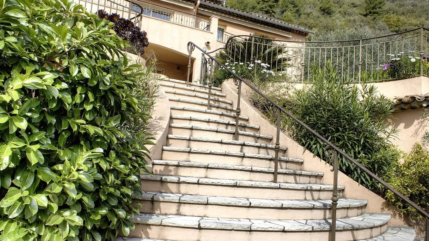 Les Oliviers de St-Jeannet- Escalier d'accès vers restanque inférieure - Gîtes de France Alpes-Maritimes