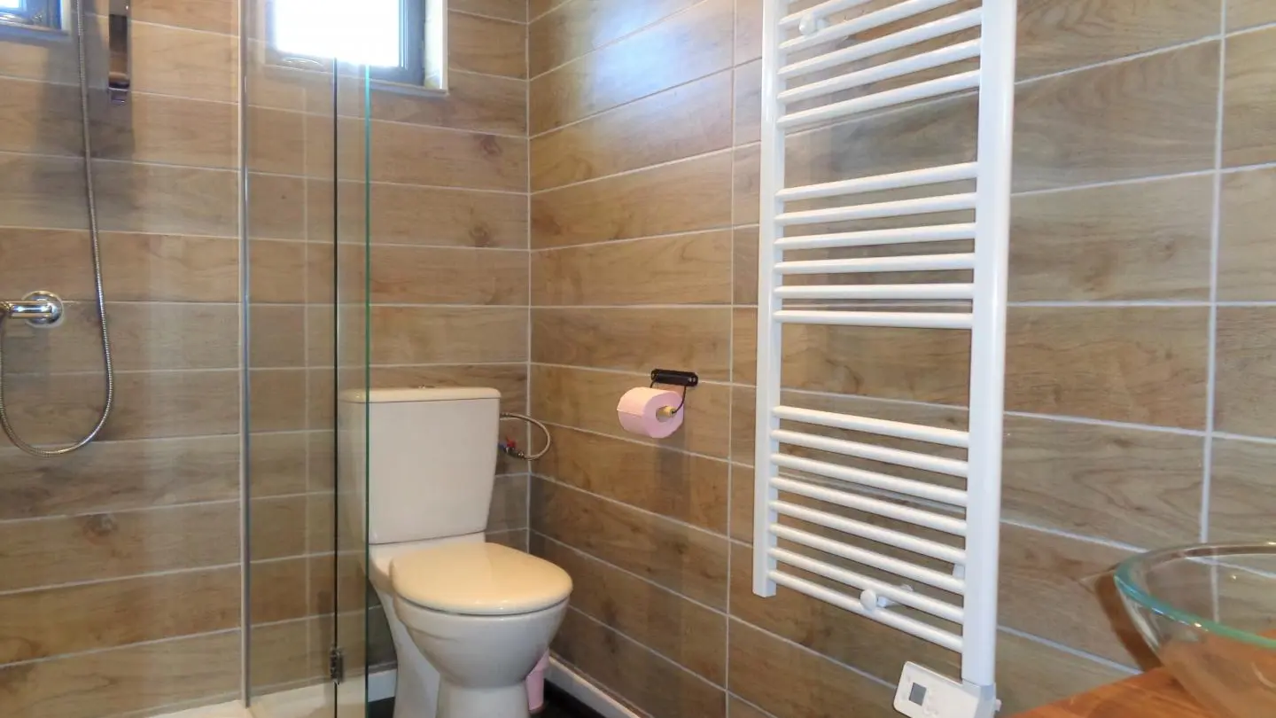 Chambre IBERIS : lit 160x200 - sanitaires complets et privatifs à la chambre : douche, vasque et WC.
