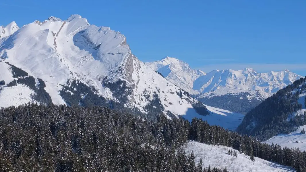 Le col des Aravis depuis Beauregard avec le Mt Blanc en arrière plan