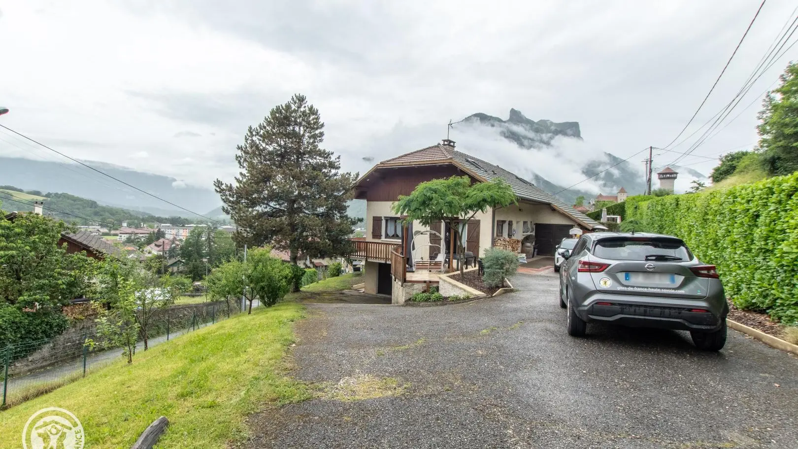 Maison des propriétaires avec stationnement et accès au gîte (gauche)