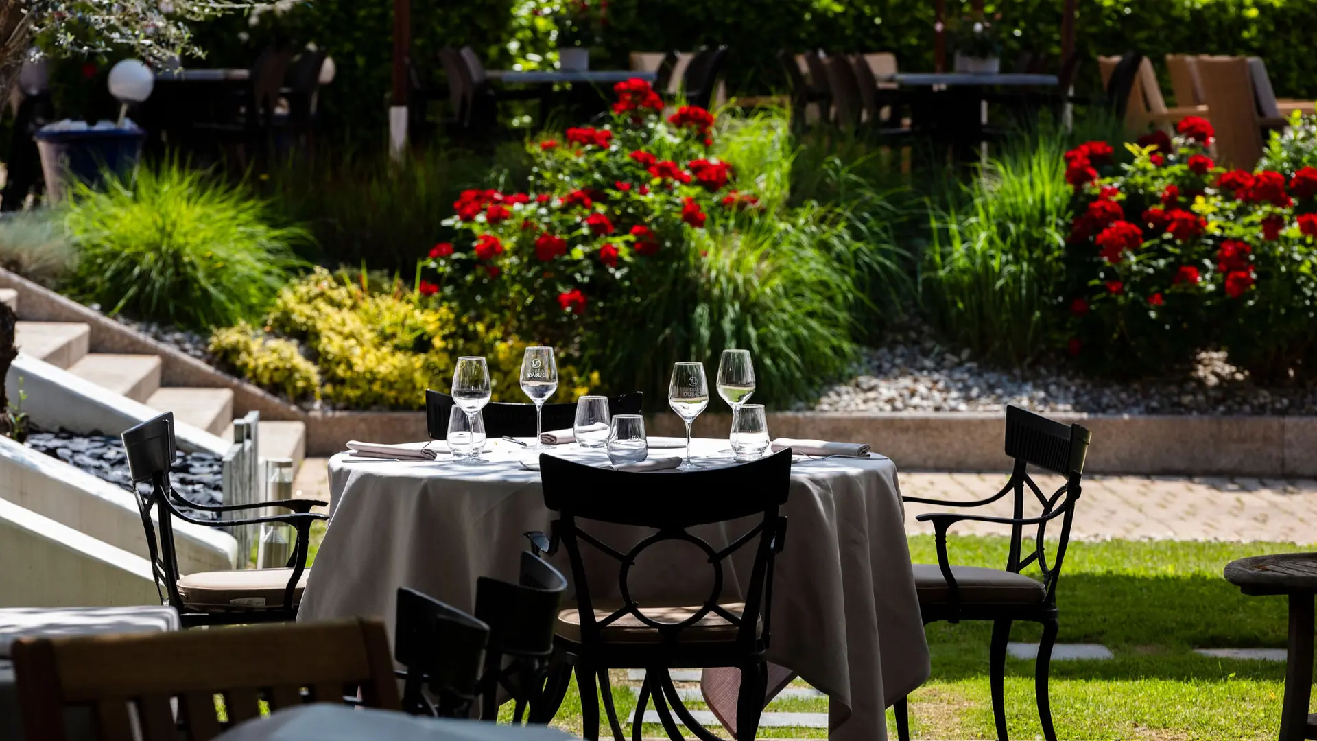 Table dressée dans le jardin extérieur