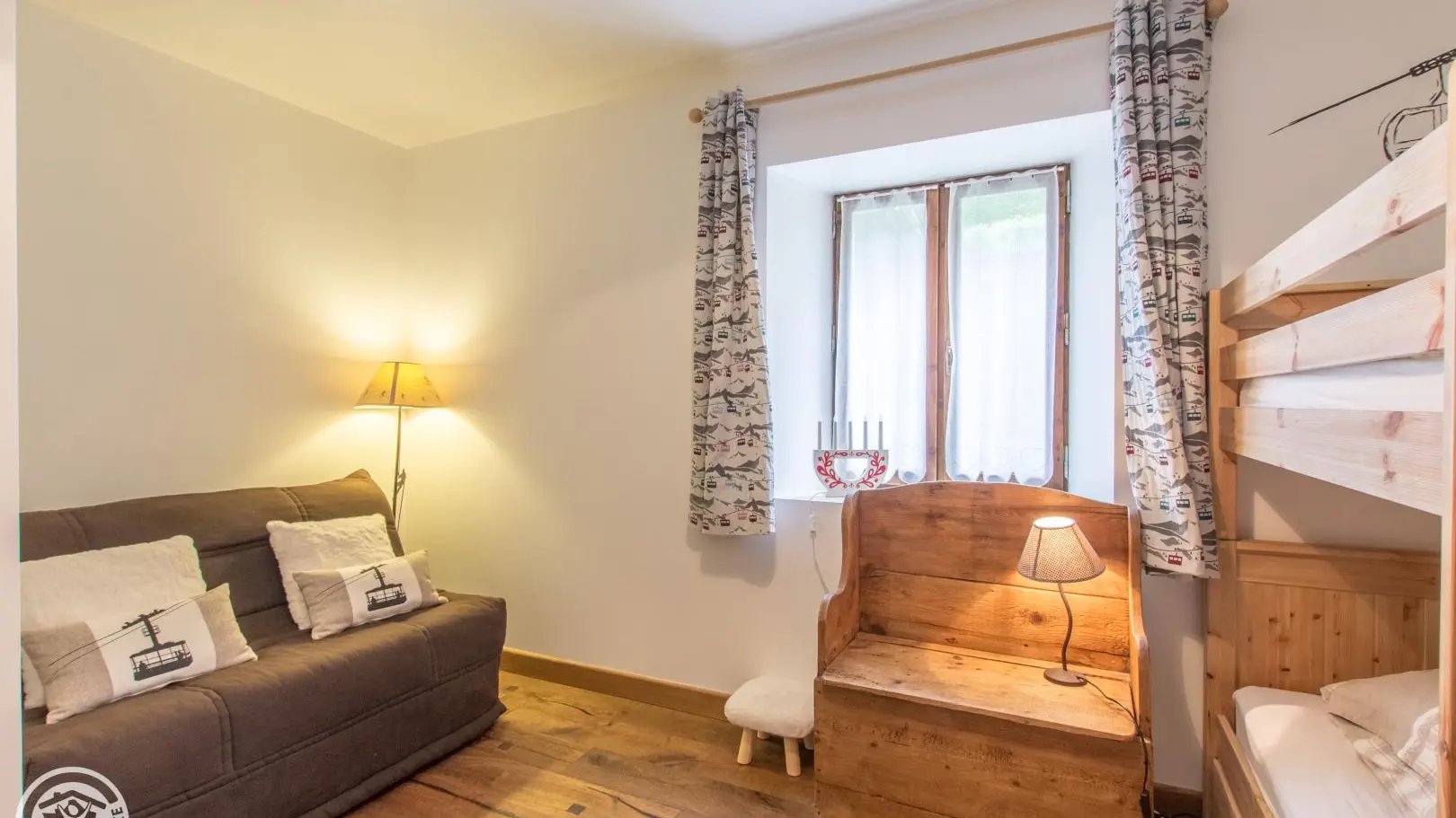 Chambre 2 avec lits superposés et banquette convertible