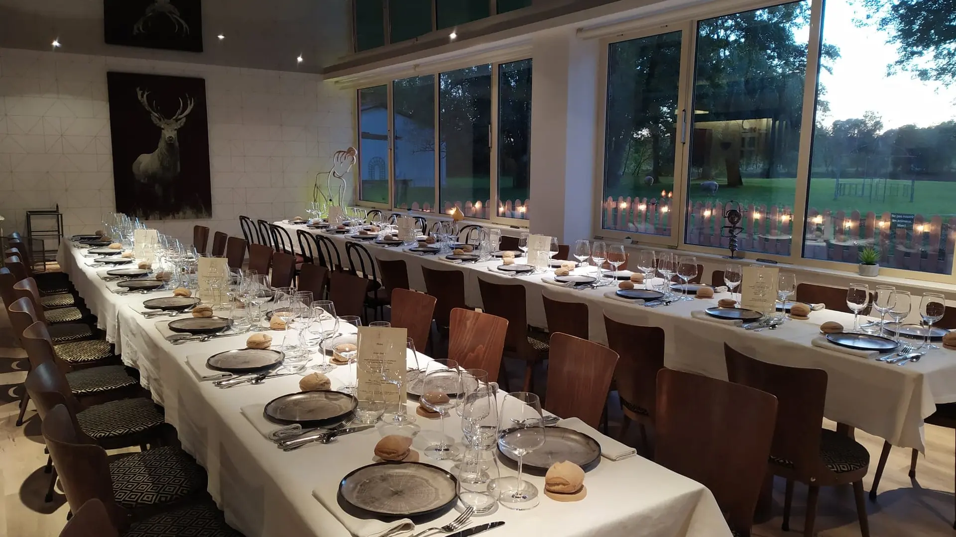 Tables dressées pour le repas d'un groupe