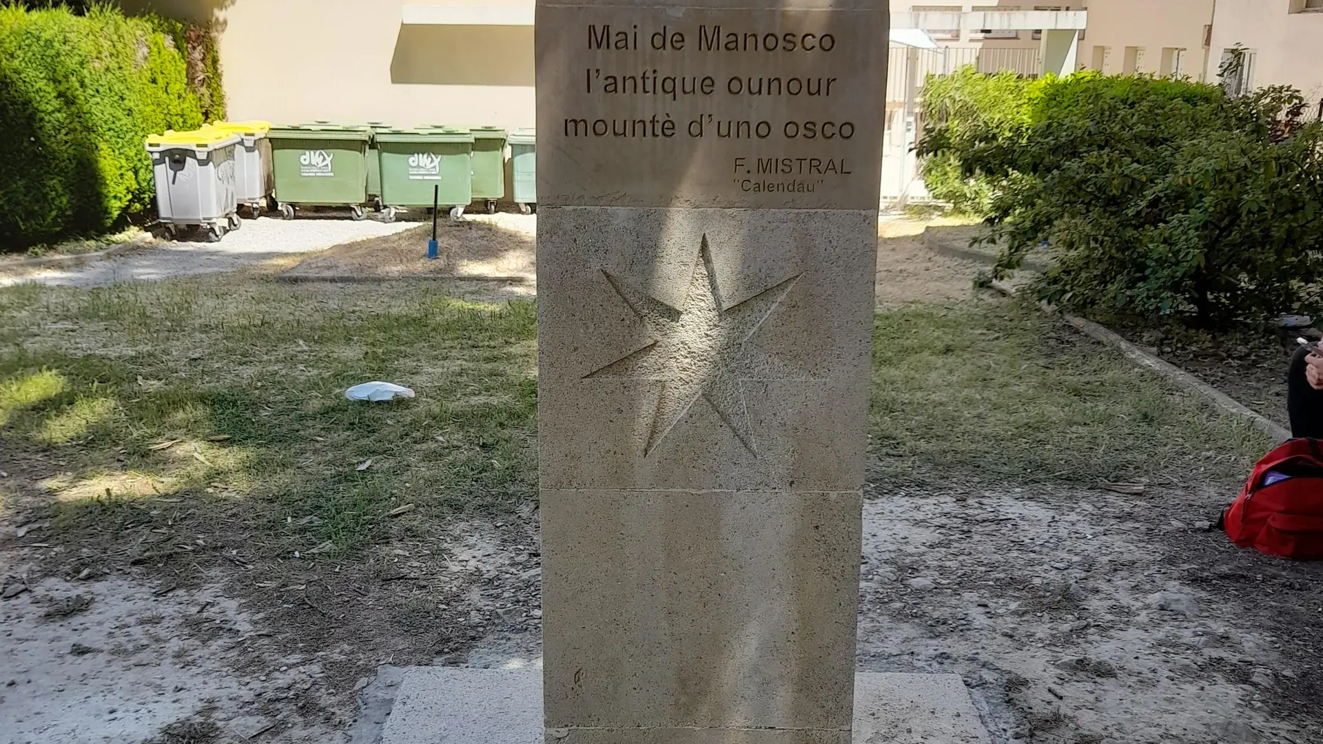 Plaque et statue de Mistral