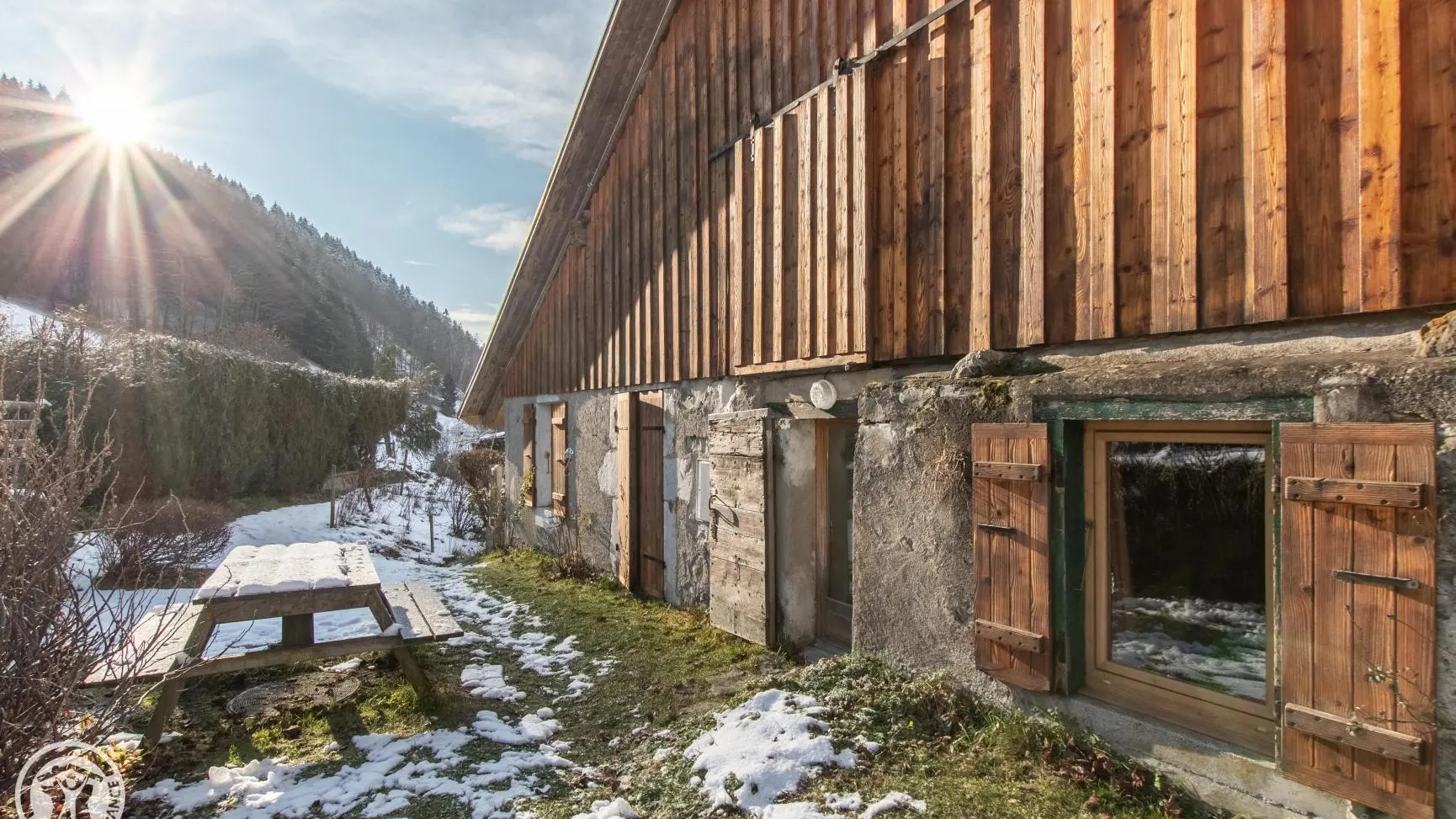 Espace extérieur du gîte, à l'arrière de la maison