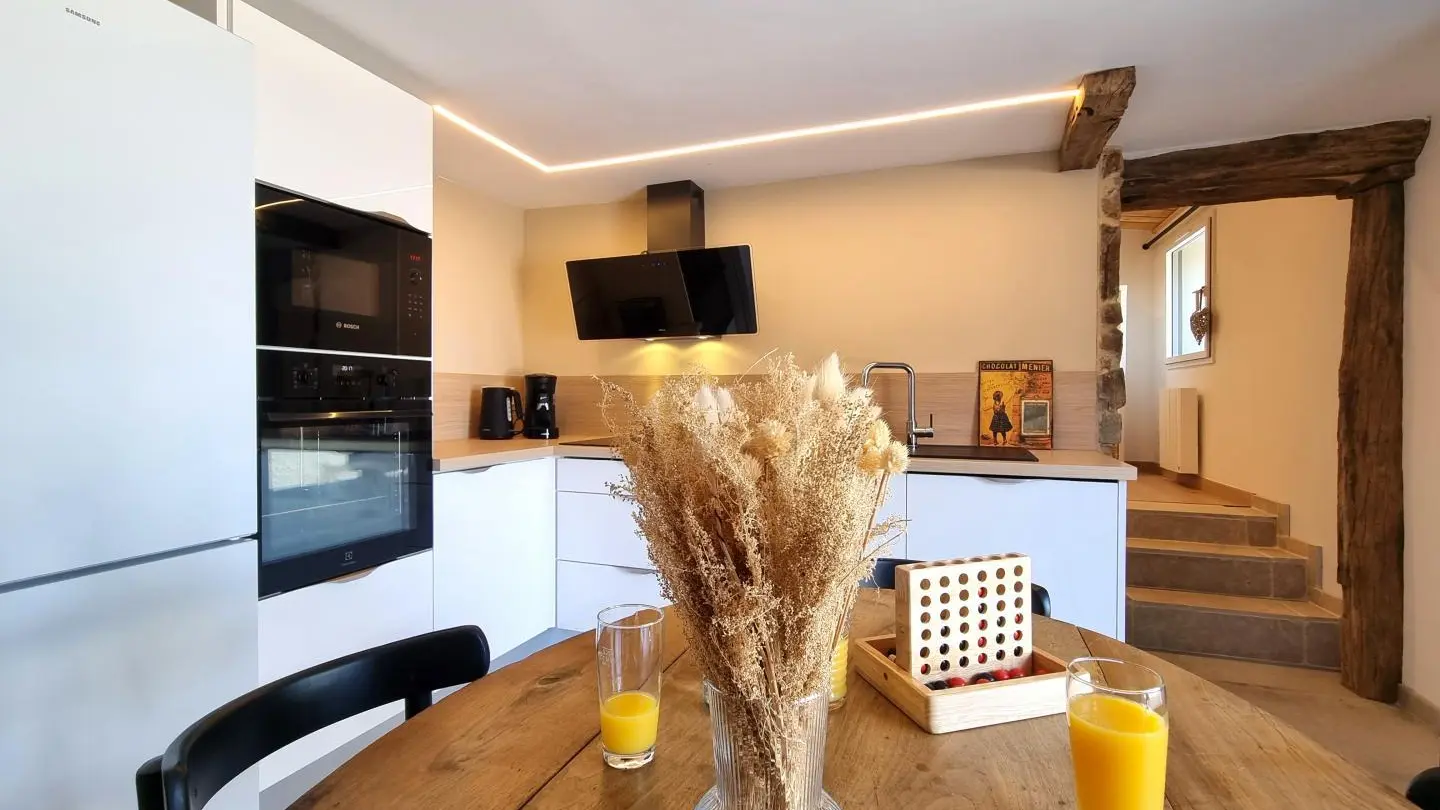 Séjour avec cuisine ouverte sur la salle à manger et le salon.