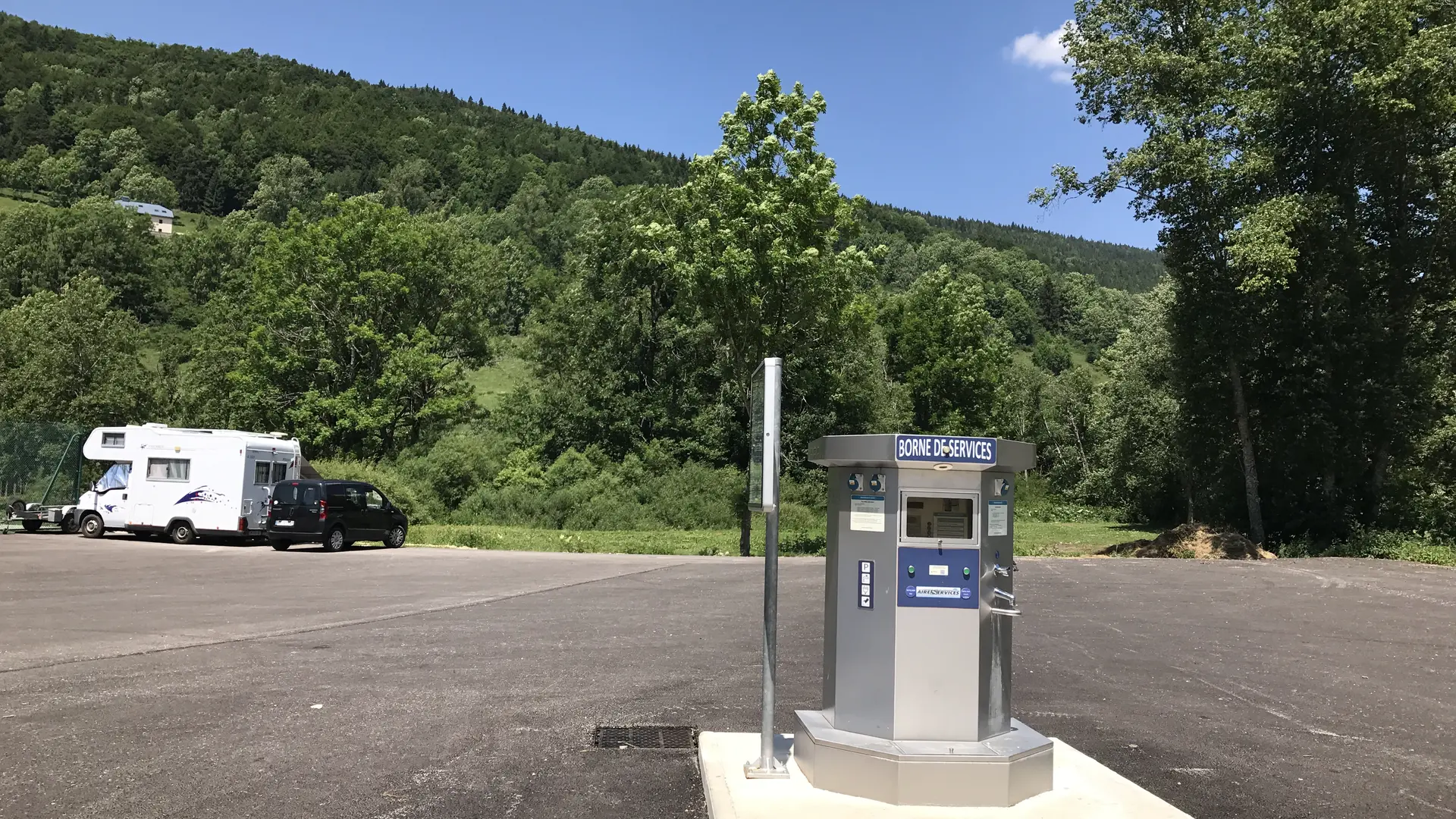 Aire avec la borne