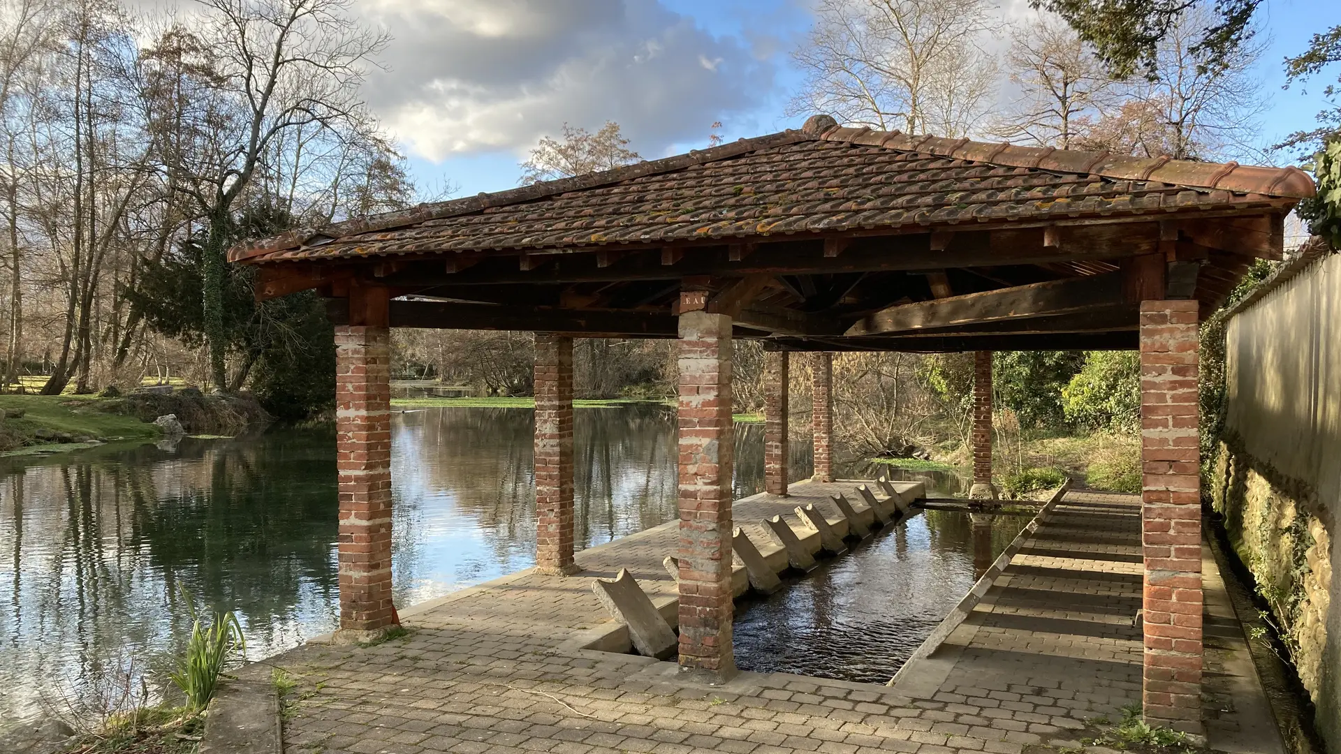 Lavoir Parc des sources à Manthes