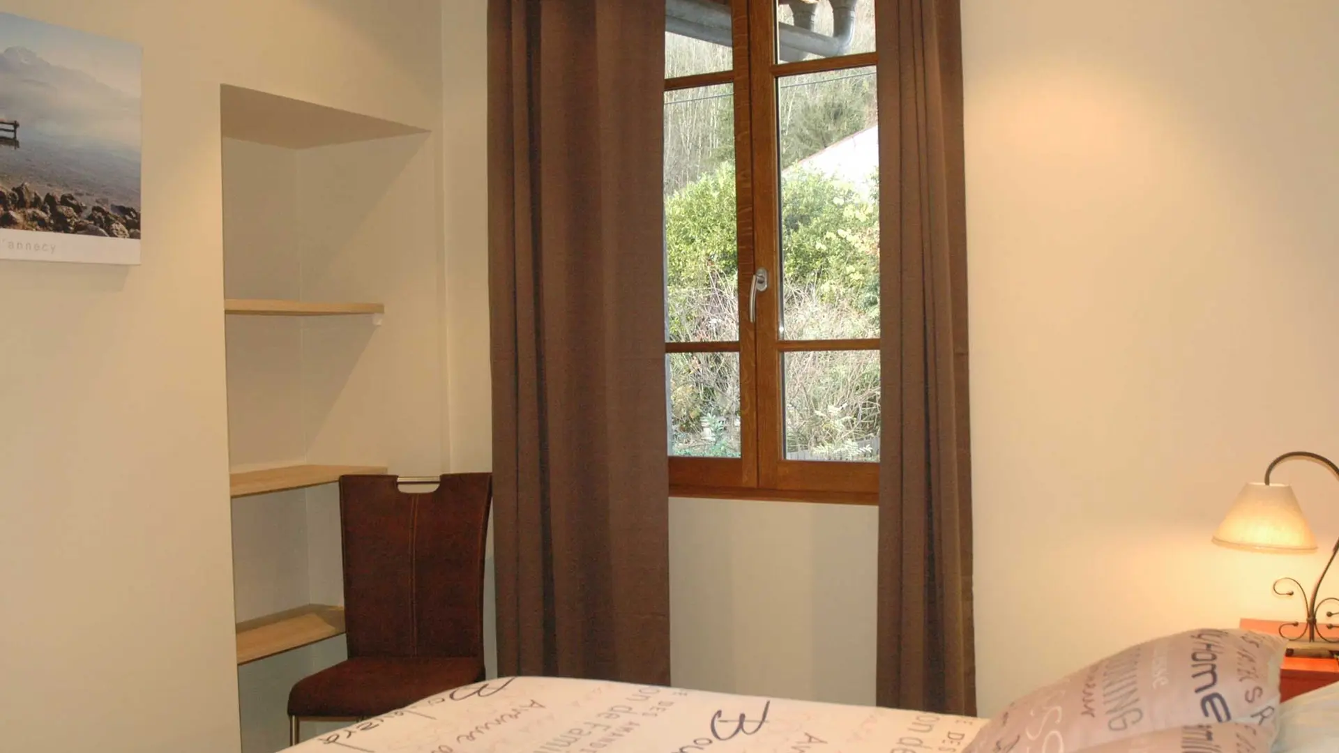 chambre double fenêtre sur l'extérieur
