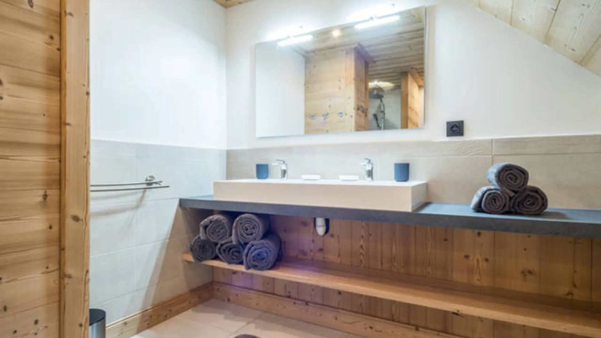 Salle de bain 1er etage avec lavabo
