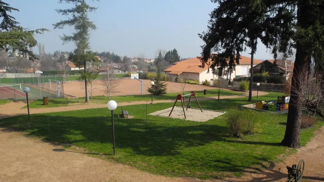 Vue du gîte sur le parc de la commune.
