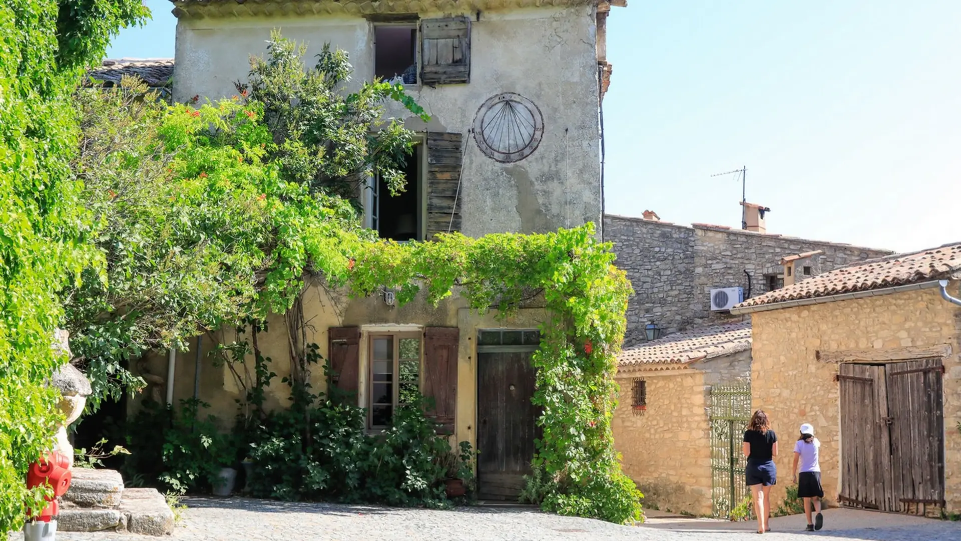 Auribeau, place de la Fontaine