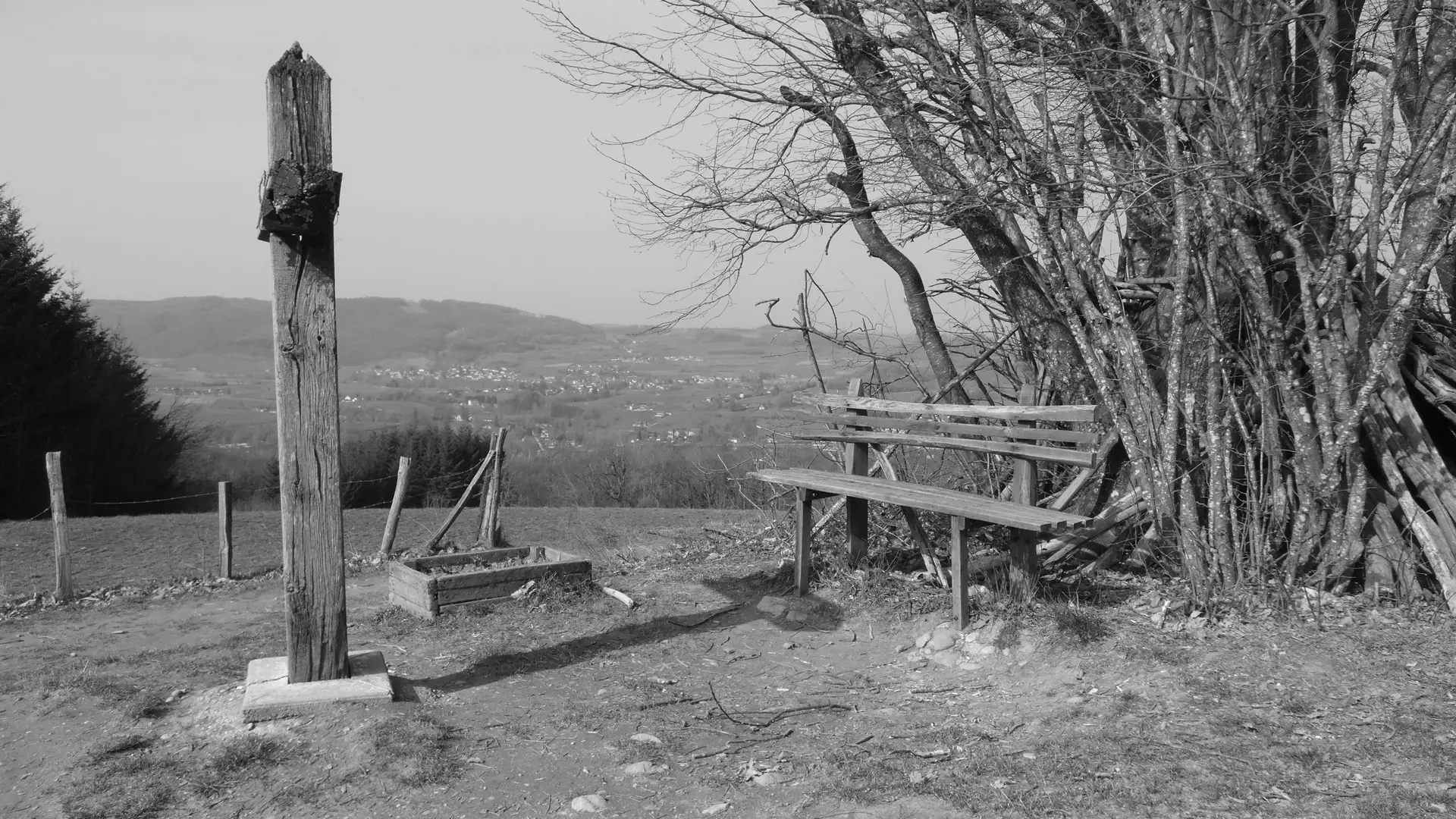 Le banc qui vous attend au pied de la Croix des Cochettes