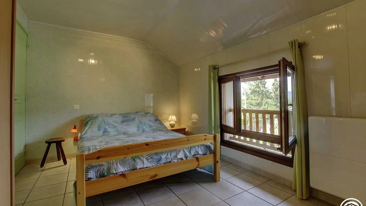 Chambre composée d'un lit en 140 avec son WC privatif à la chambre.