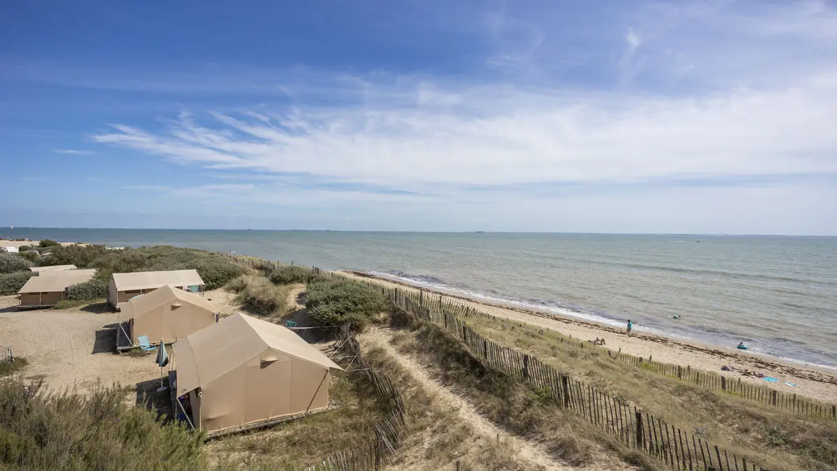 Tentes aménagées et plage