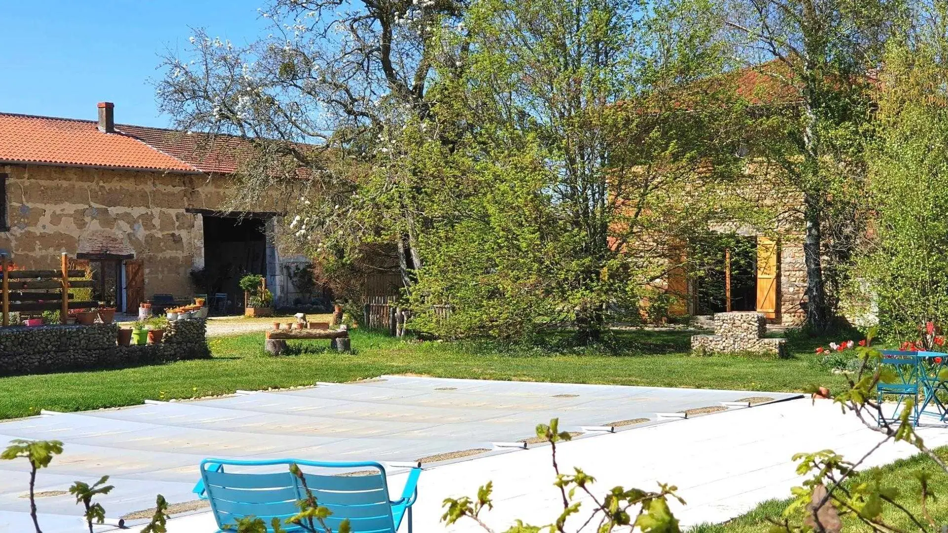 Vue de l'entrée des 2 gîtes au début du printemps