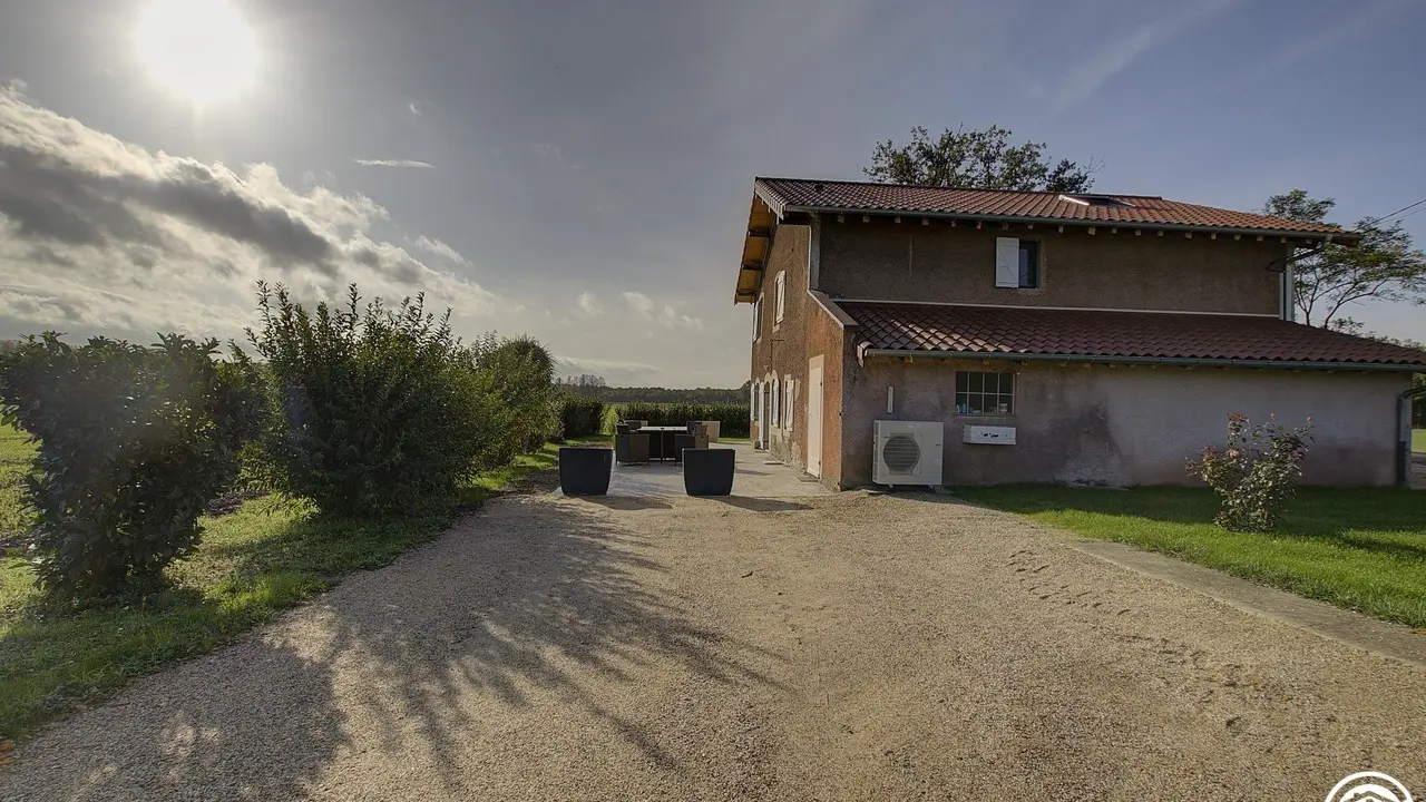 Gîte indépendant, vue depuis la cour.