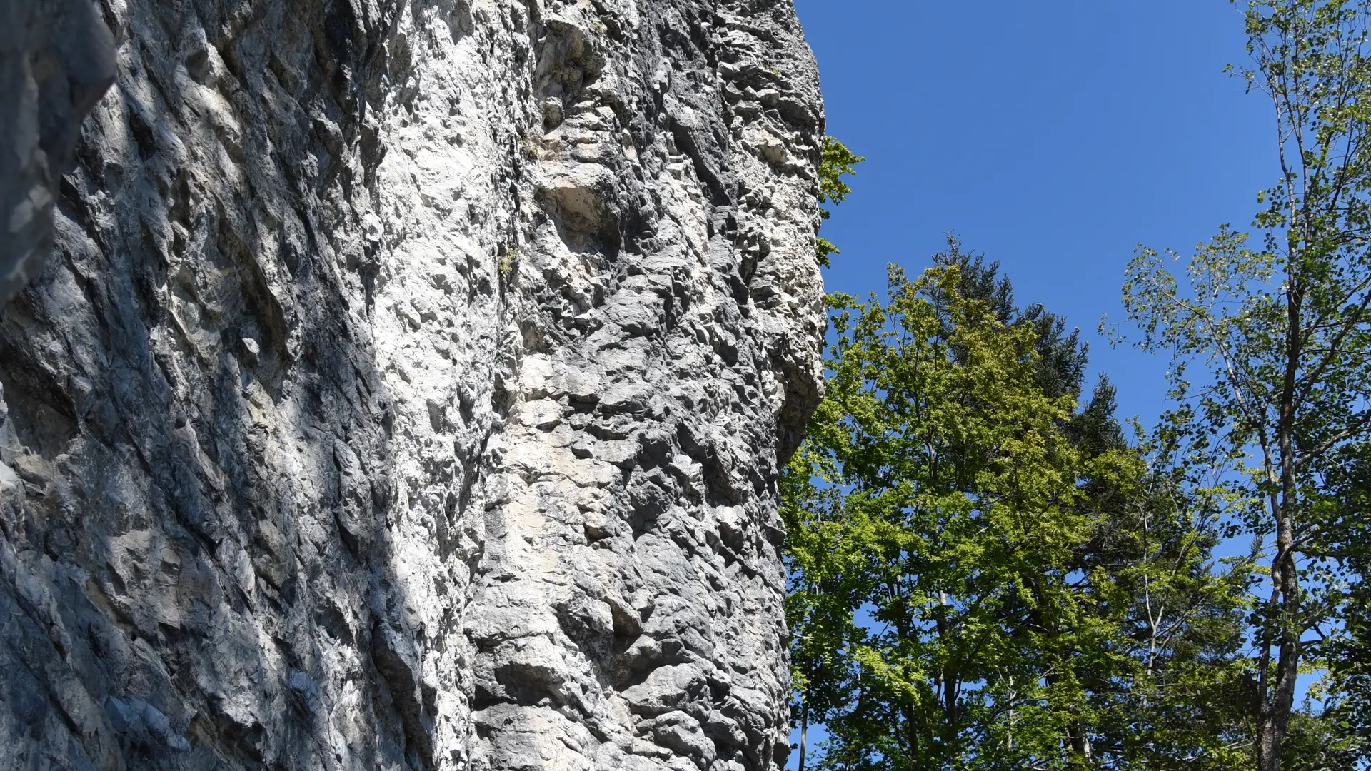 monolythe calcaire et voies d'escalade