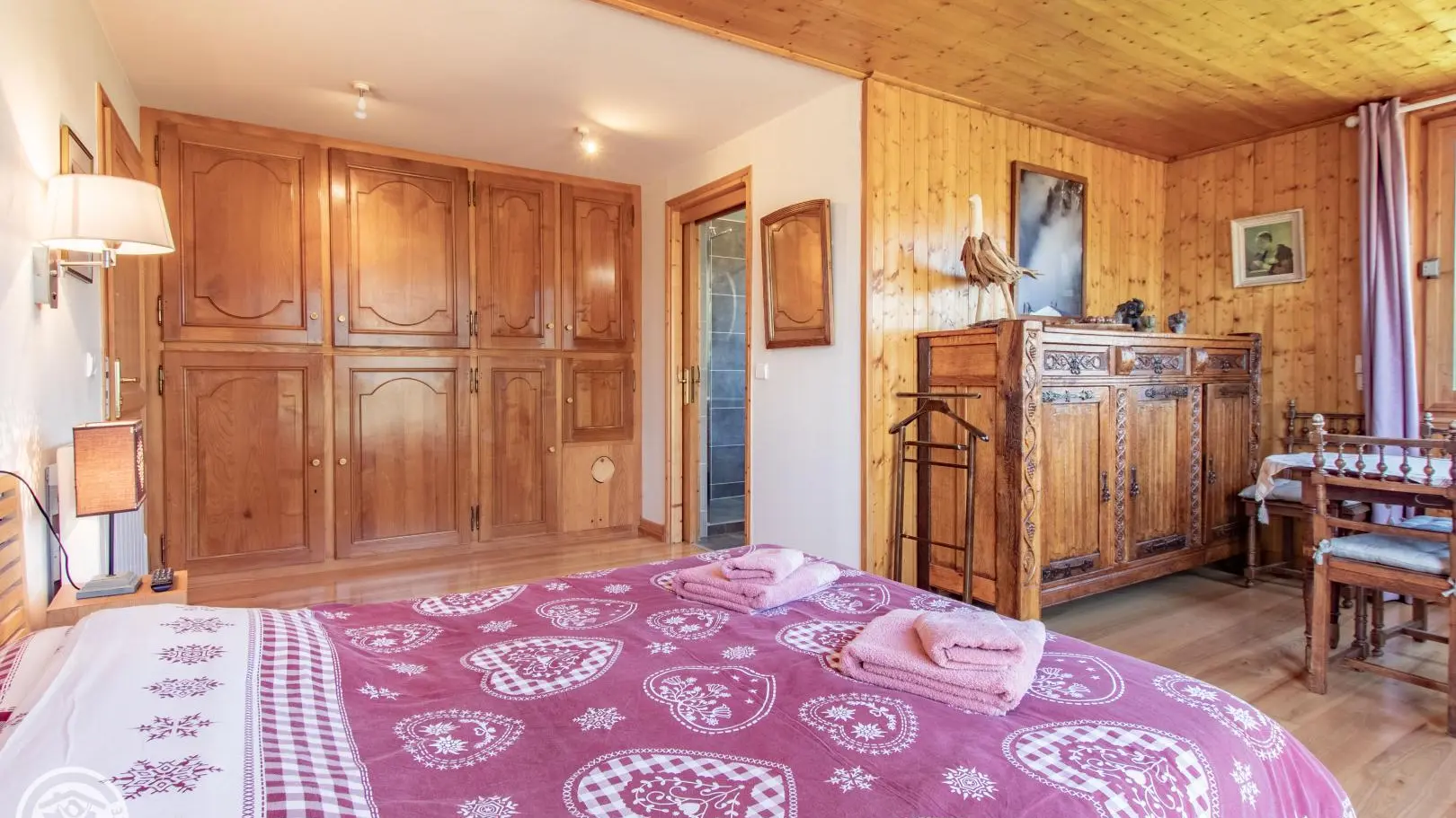 Chambre panoramique avec lit 160cms et coin salon. Vue panoramique et salle de bain privée.