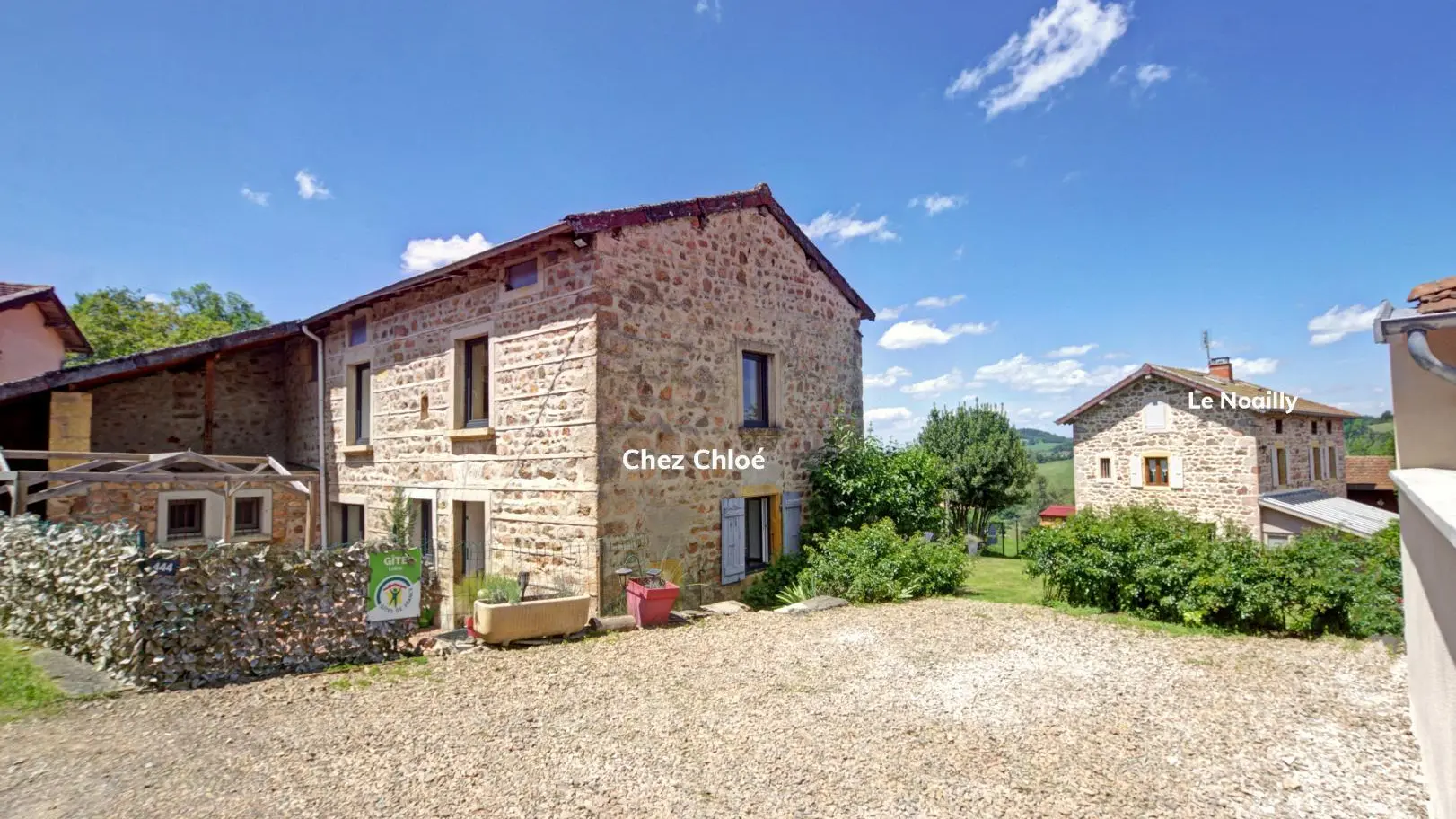 Association des deux gîtes permet d'accueillir 13 à 14 personnes dans deux espaces distincts.