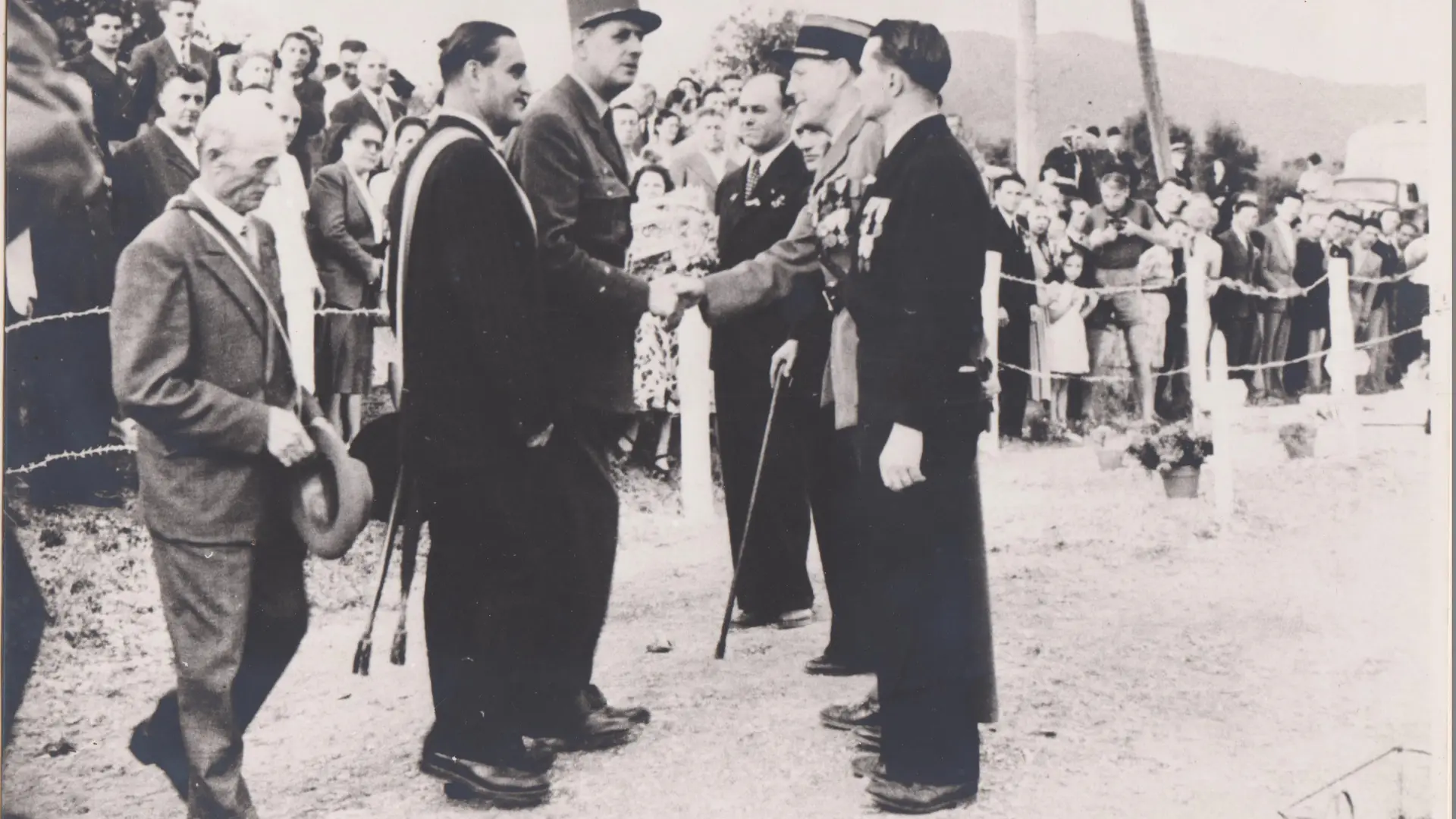 1946 - C.de Gaulle et F.de Leusse - © Souvenir Français