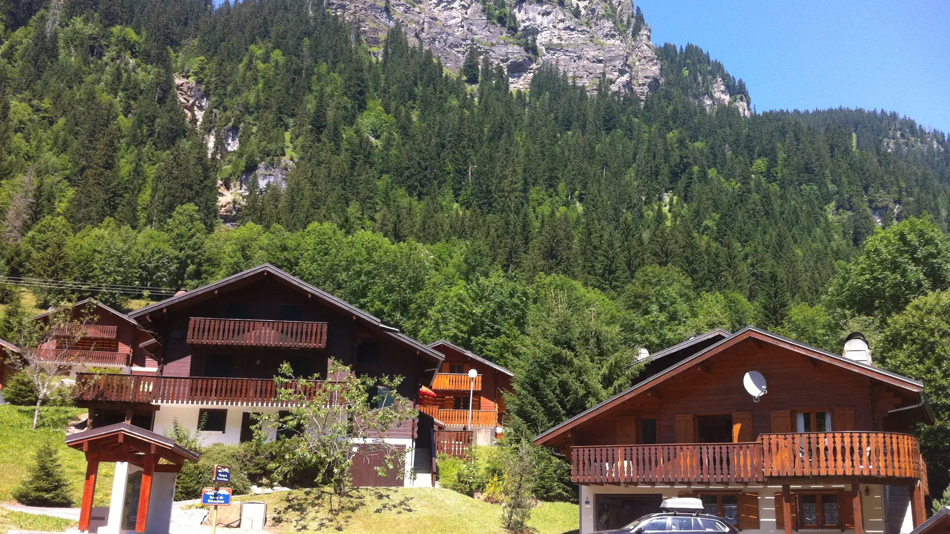 Extérieur du chalet en été