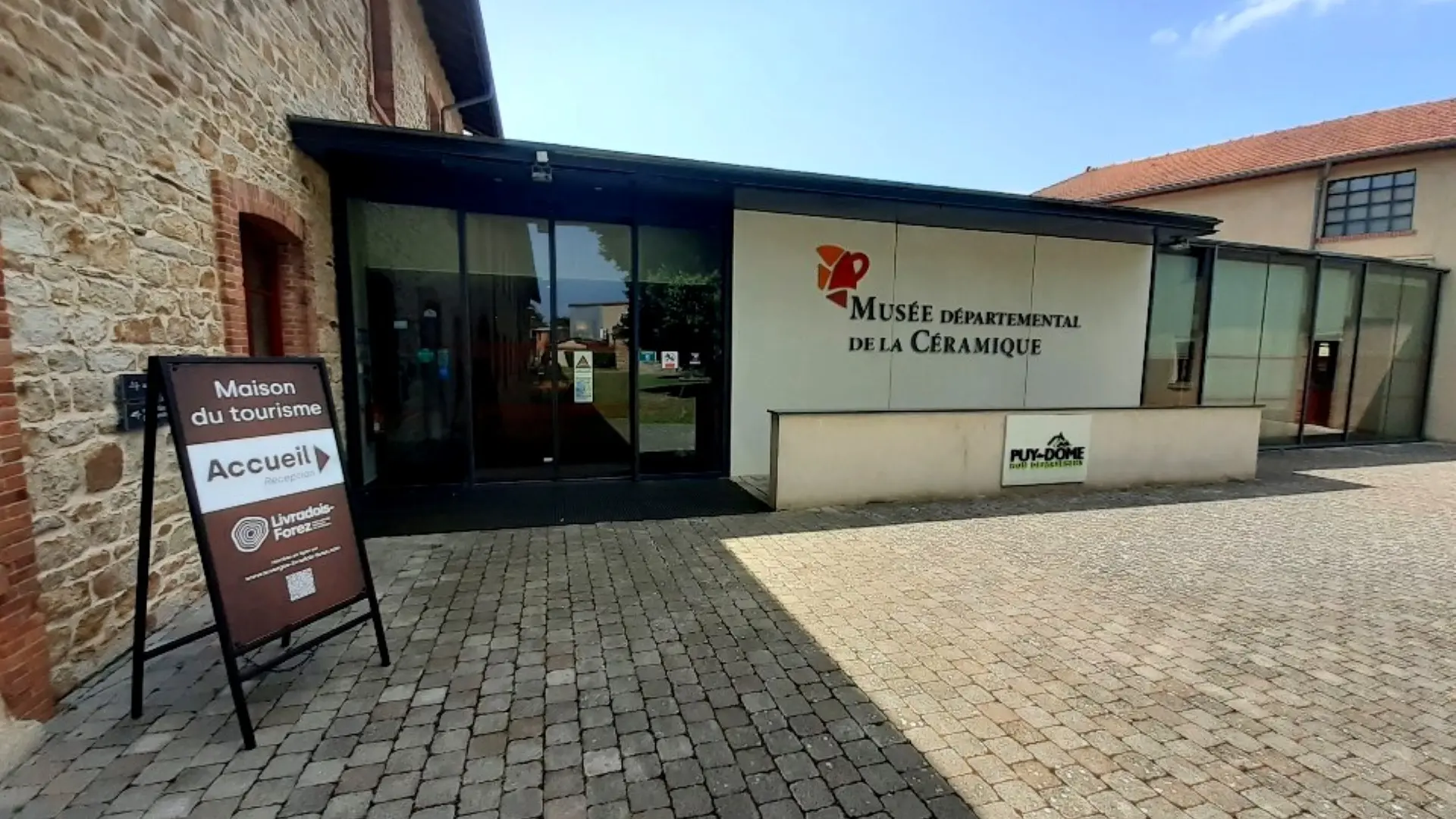 Extérieur du musée et du Point d'information touristique.