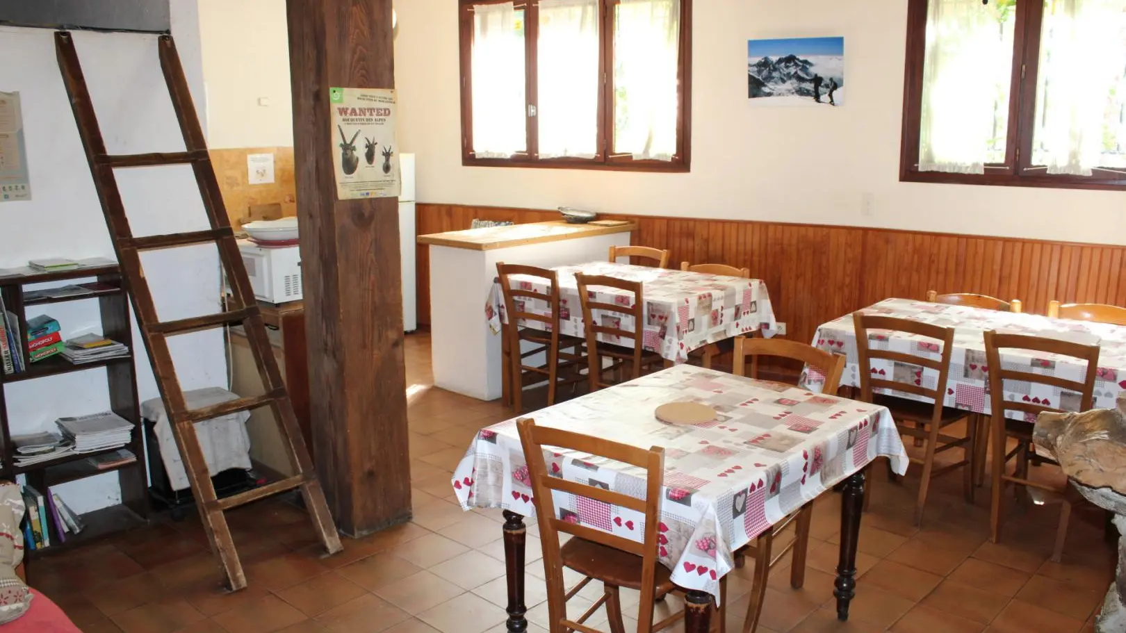 Gîte d'Etape/Groupe La Rouguière - Pièce de vie commune - Saint-Martin-Vésubie - Gîtes de France Alpes-Maritimes