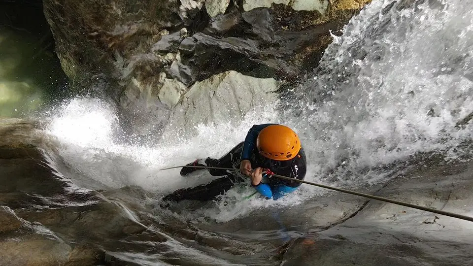 Descente en rappel dans les cascades