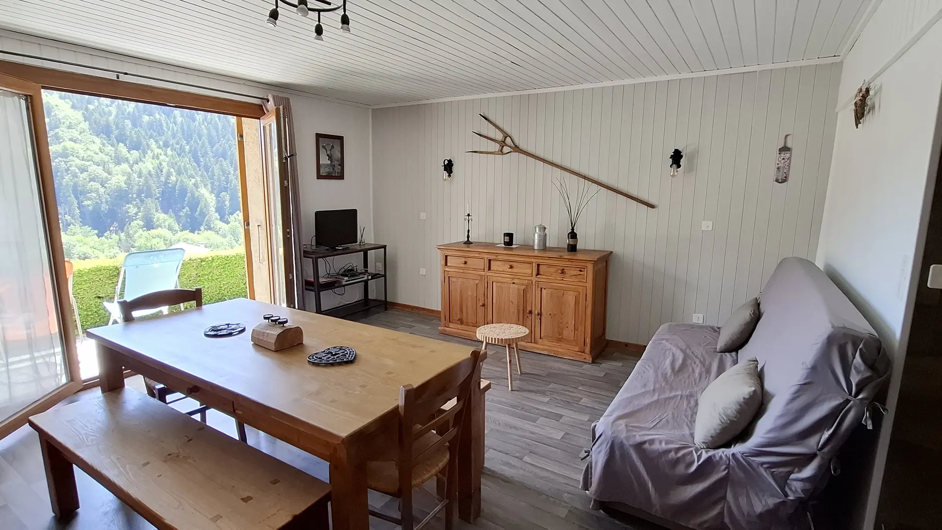 Salle à manger avec vue sur l'extérieur