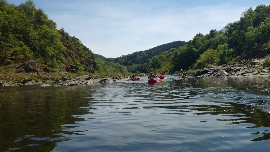 Balade en canoé de 2 à 3 h (5 km ) dans les gorges de la Loire. Départ à 10 min du gite. Renseignements https://www.b2lf.com/