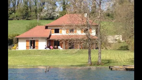 maison au bord du lac paladru