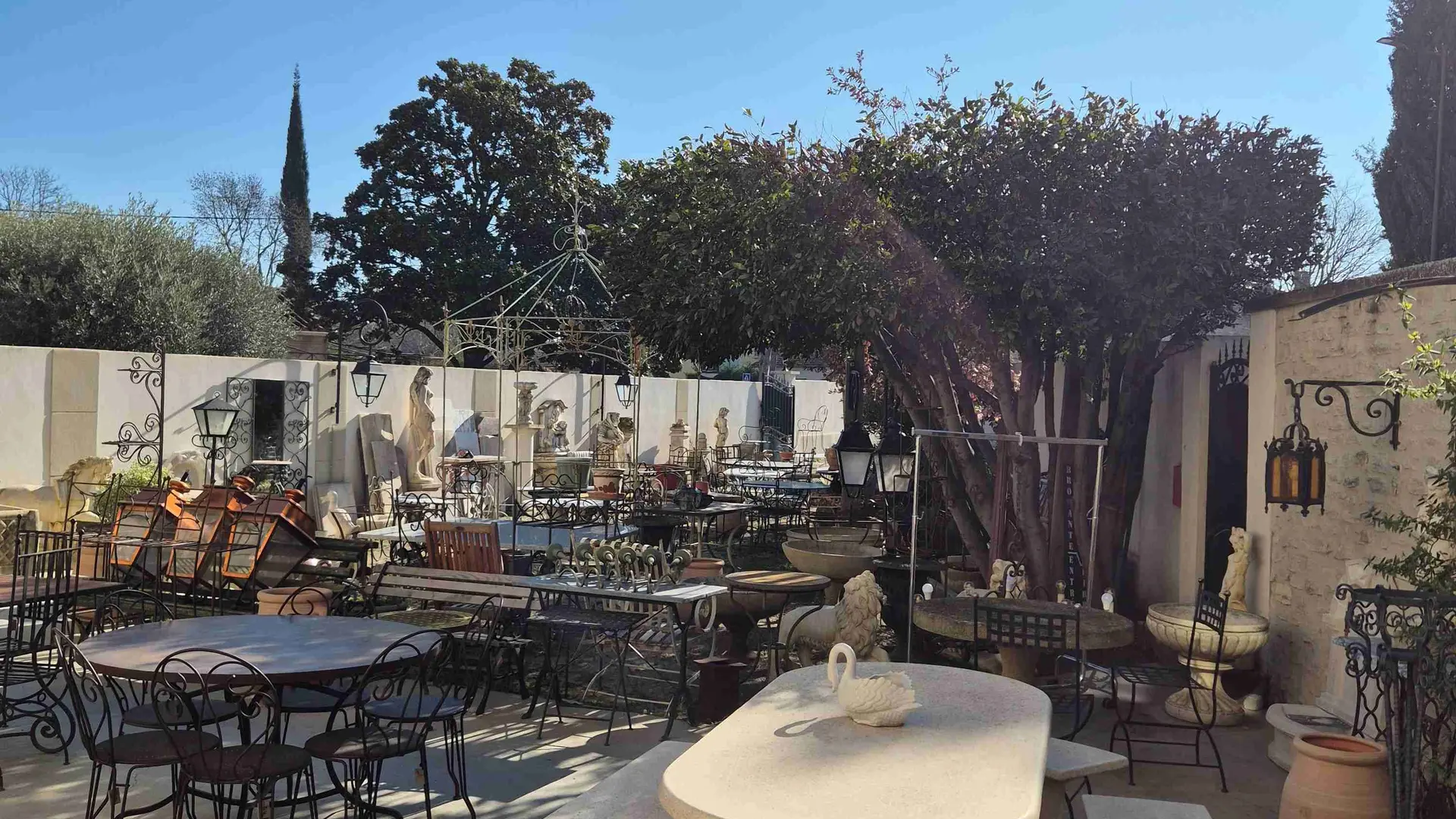 Cigales antiques - Brocante_L'Isle-sur-la-Sorgue table extérieure en pierre