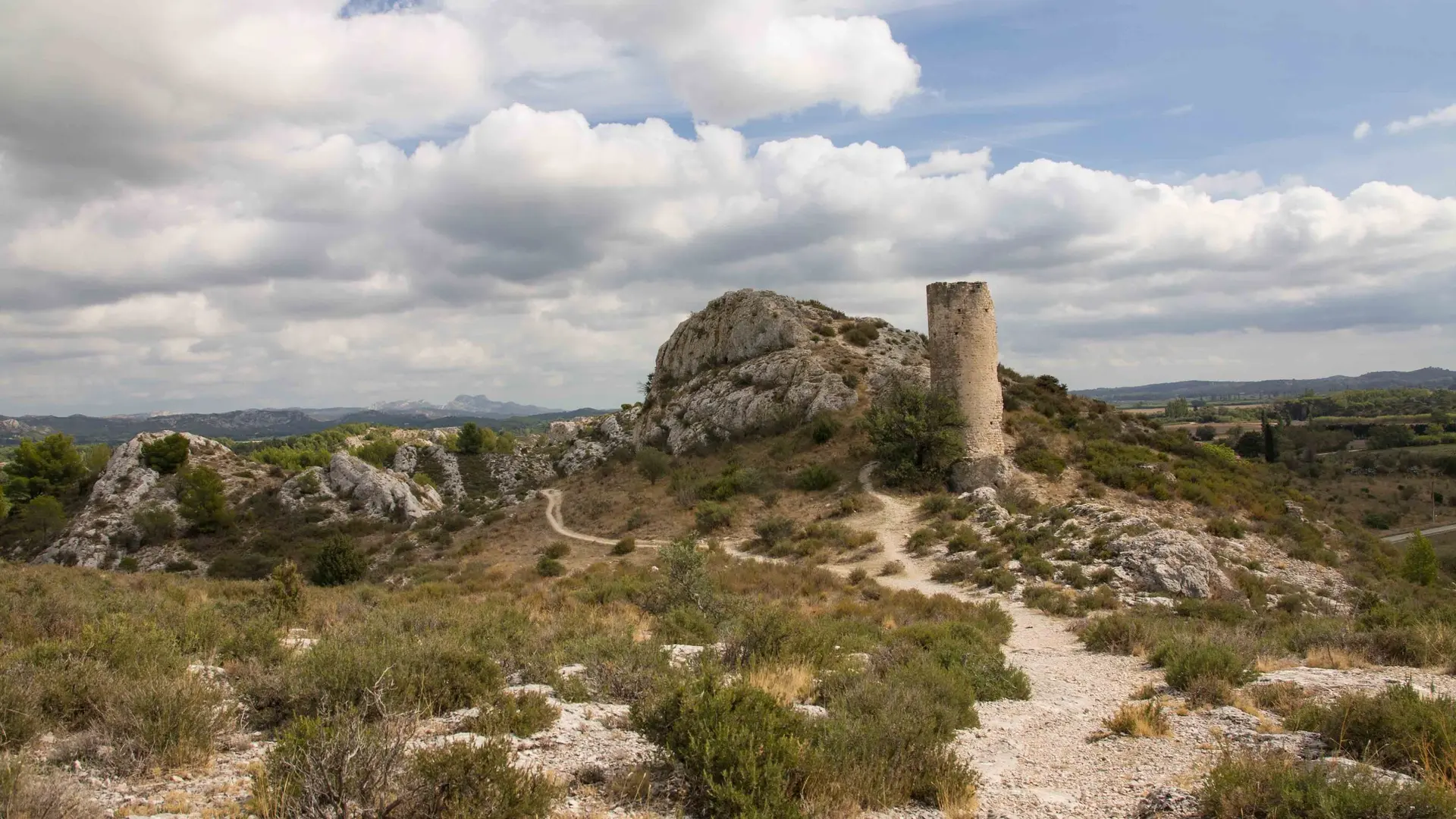 La tour ouest depuis le chemin des Rochers de la Pène