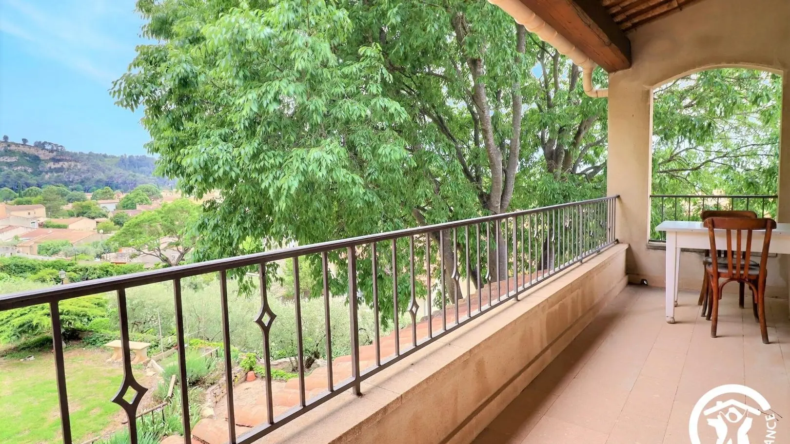 Vue du jardin depuis la terrasse du 1er étage
