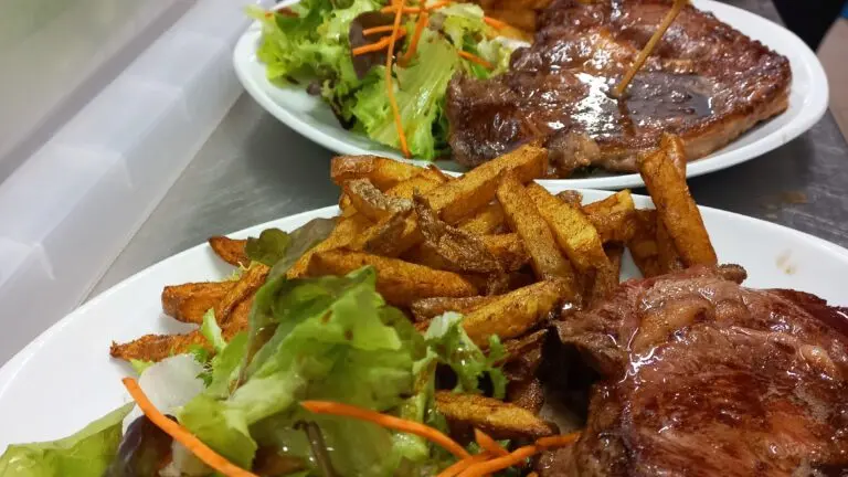 Assiette avec pièce du boucher et frites