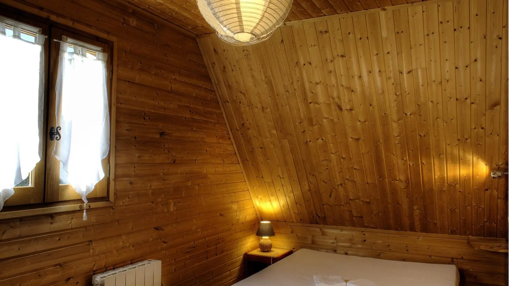 Gîte Sapin-Chambre Lit double/Fenêtre-La Bollène-Vésubie-Gîtes de France des Alpes-Maritimes